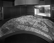 42384 Afbeelding van de maquette van de binnenstad te Utrecht met de ontworpen gebouwen en verkeersdoorbraken volgens ...